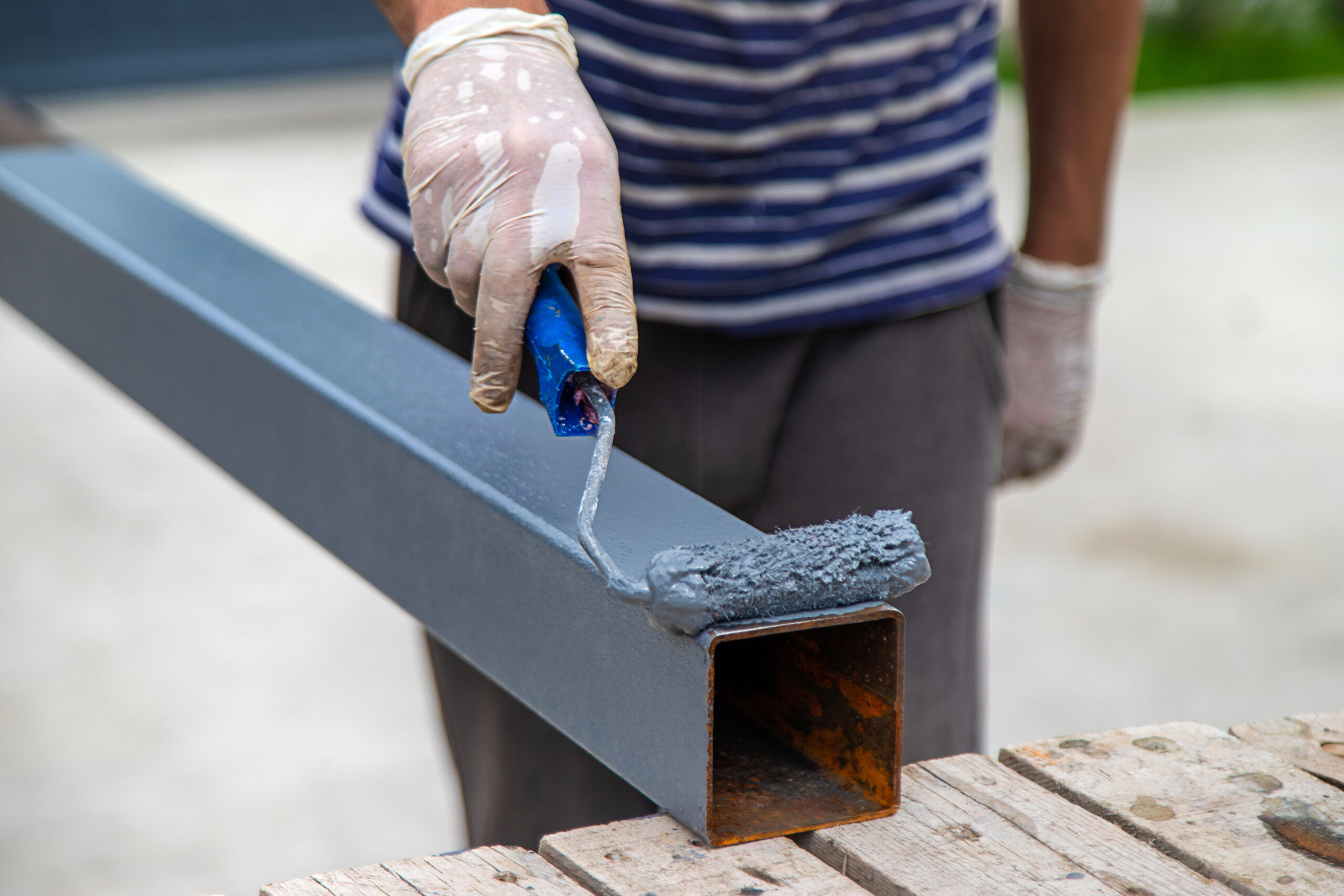 malerdervis-b.at mitarbeiter beim Beschichten von metallelementen