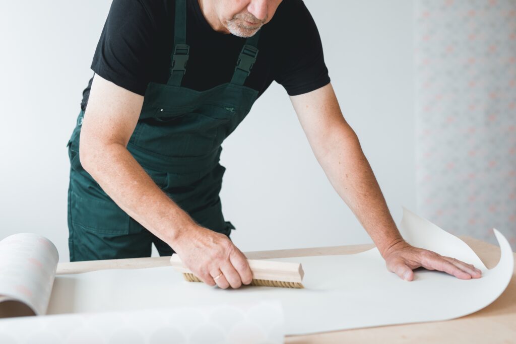 maler dervis b mitarbeiter beim kleben von tapeten